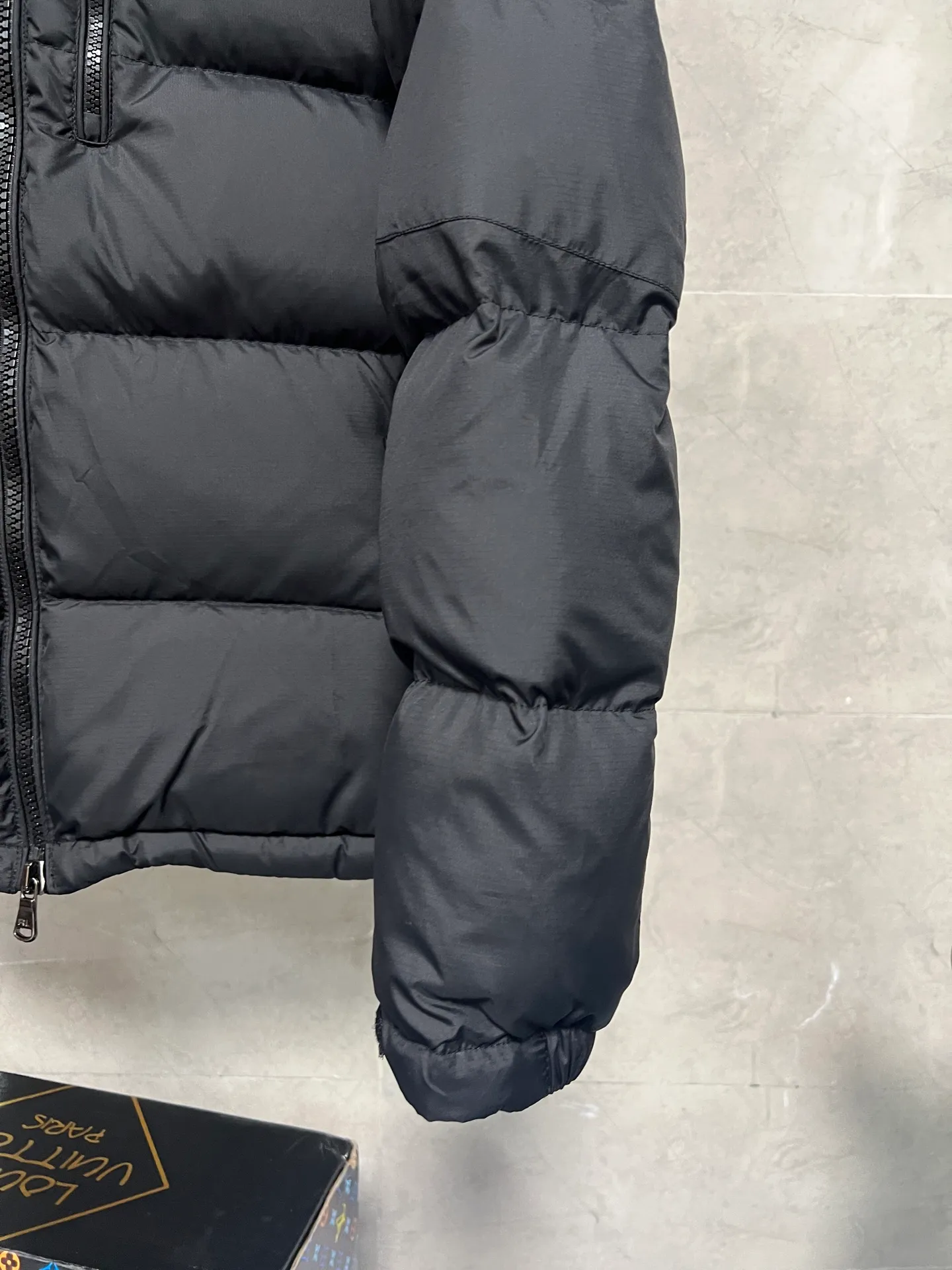 P840 RAH LAUREN Ralph Lauren's new autumn and winter model. Original top 40D waterproof fabric. The interior is made of nylon log double-layer sealing design. The upper body effect is comfortable and soft. The same style as the star. It is filled with 80 white duck down. It has good thermal insulation effect and is light and not heavy. The higher version can be compared at will. Three standards are complete. Color: black blue Size: S M L XL XXL